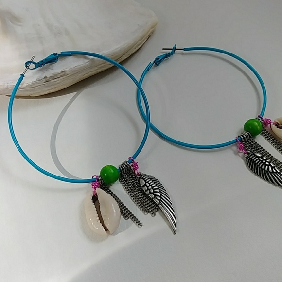 SOLD Retro Ángel Wing Cowrie Shell Hoop Earring - Picture 3 of 8